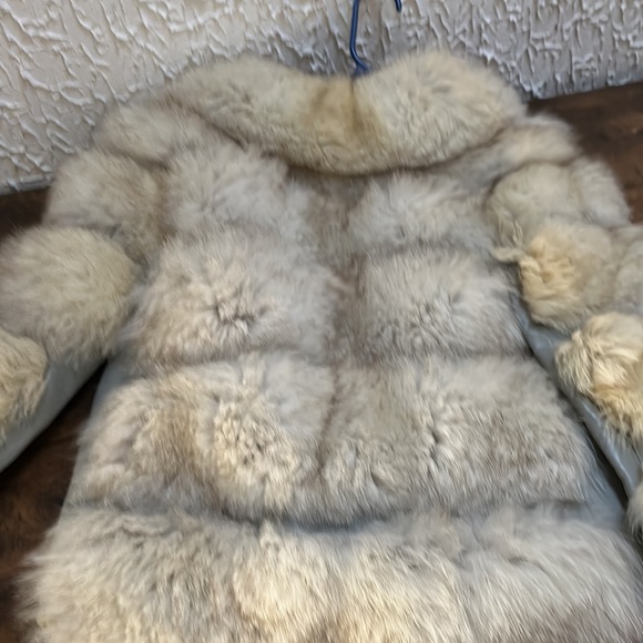 Fox fur woman’s small coat,stain in the inside but will be gone once cleaned. - Picture 3 of 4